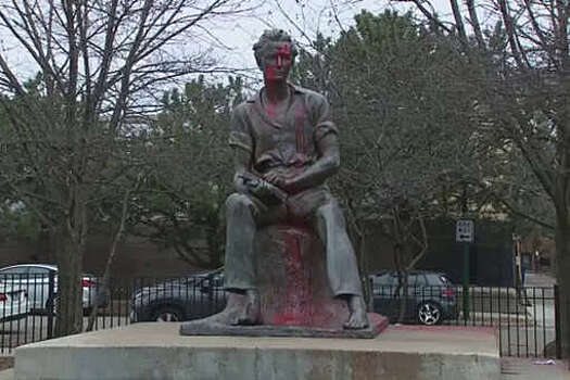 Защитники прав индейцев облили красной краской статую Авраама Линкольна в Чикаго