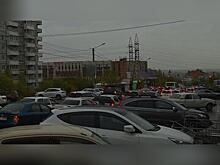 Пробки сковали район школы №17 и улицу Шилова