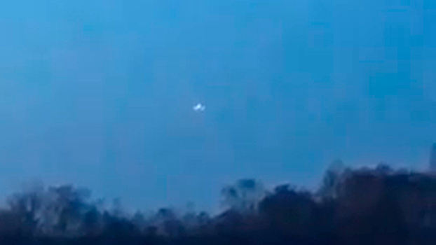 Распадающееся на части НЛО сняли на видео под Петербургом
