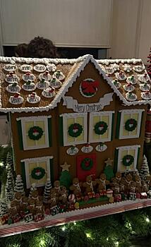 Имя Тимоти Шаламе появилось на рождественском домике семьи Кардашьян