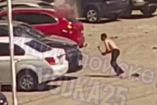 Во Владивостоке неадекватный мужчина без одежды прыгал на машины и повредил их