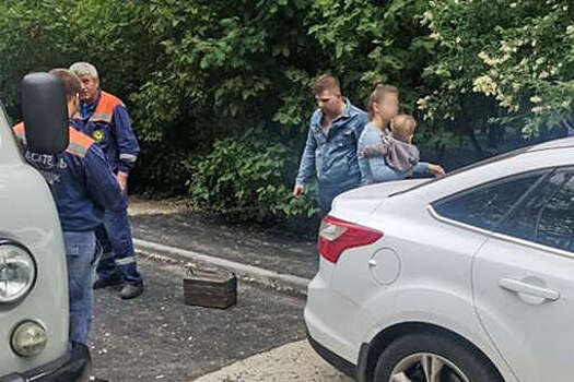 Спасатели на юге Москвы освободили закрытого в машине трехлетнего мальчика