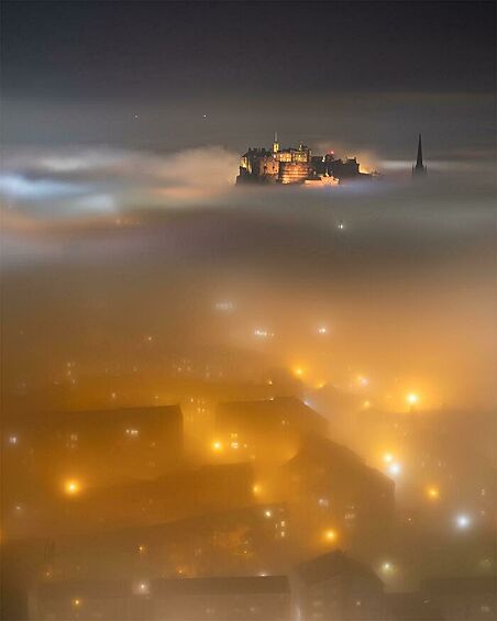 Эдинбургский замок в окружении тумана