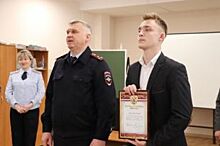 Школьник из Красноярска помог полицейским задержать двух мошенниц