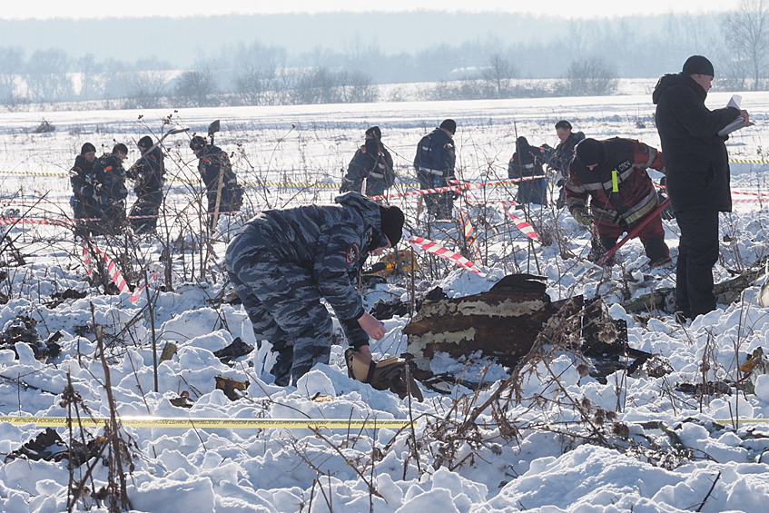 Сила  удара о землю была настолько сильной, что обломки разлетелись на расстояние более километра.