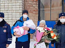 В Пермском крае сотрудники ГИБДД помогли доставить роженицу в больницу 