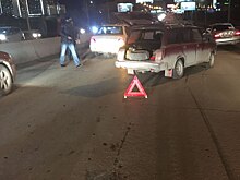 Две машины столкнулись с прыгающим навстречу колесом на Октябрьском мосту