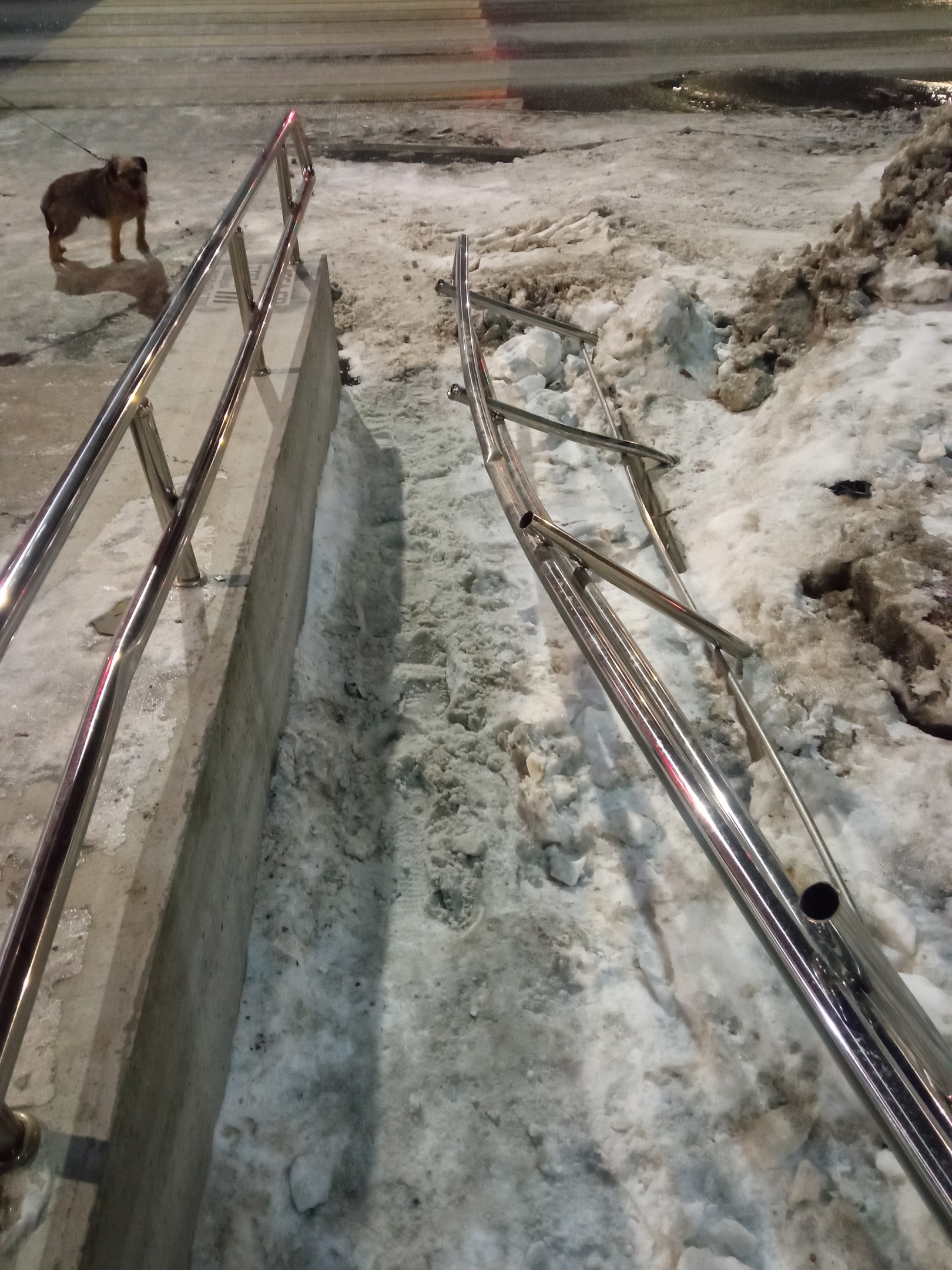 В Челябинске при уборке снег повредили пандус, жители недовольны