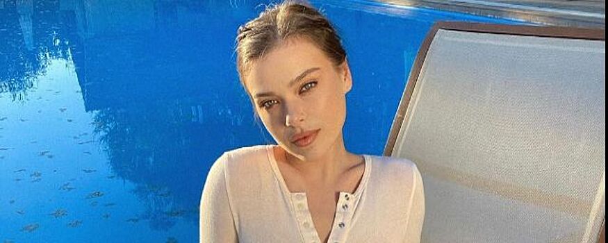 Елена Темникова залезла в шубе в бассейн