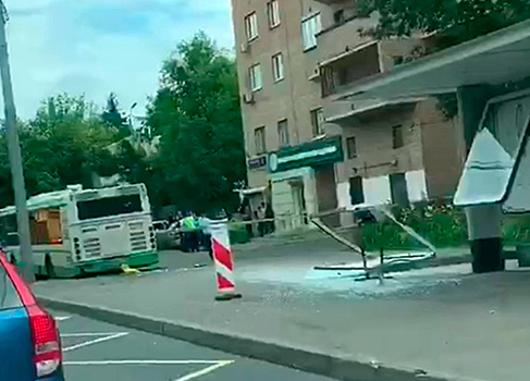 Названа причина аварии с влетевшим в людей на остановке в Москве автобусом