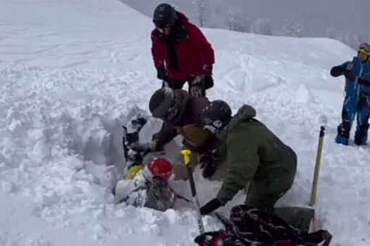 В Сочи спасли сноубордиста, попавшего под лавину