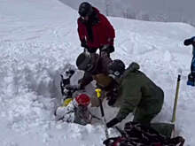 В Сочи спасли сноубордиста, попавшего под лавину