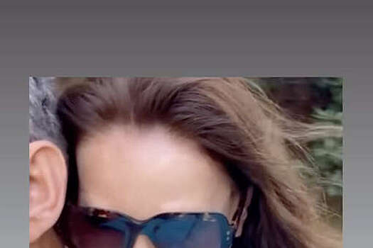 Модель Карла Бруни и политик Николя Саркози прокатились на мопеде во Франции