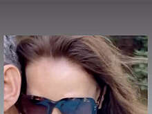 Модель Карла Бруни и политик Николя Саркози прокатились на мопеде во Франции