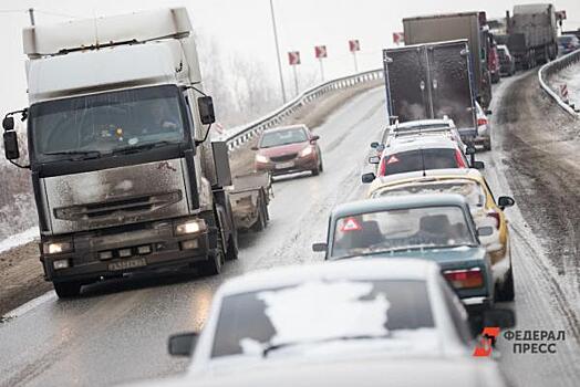 Под Йошкар-Олой перевернулся лесовоз с бревнами