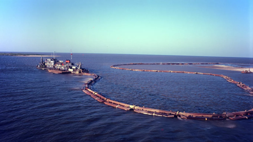 Теплоход сел на мель в Волго-Каспийском морском судоходном канале