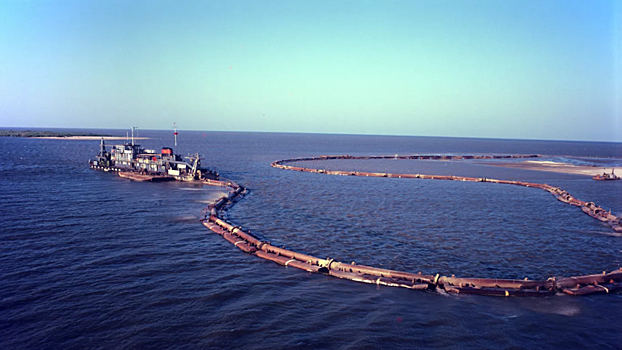 Волго-Каспийский морской канал перекрыт из-за инцидента с теплоходом