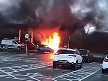 Британка случайно залила бензин не в то отверстие и взорвала автомобиль (видео)