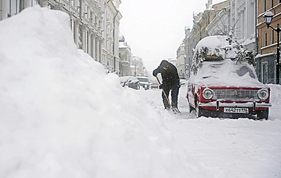 На востоке России устраняют последствия штормов и снегопадов