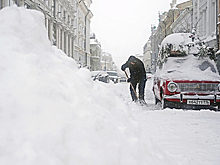 На востоке России устраняют последствия штормов и снегопадов