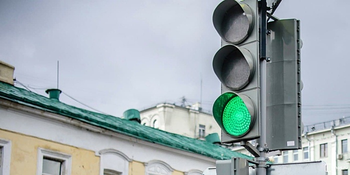 На Пятницком шоссе шаткий светофор привели в порядок