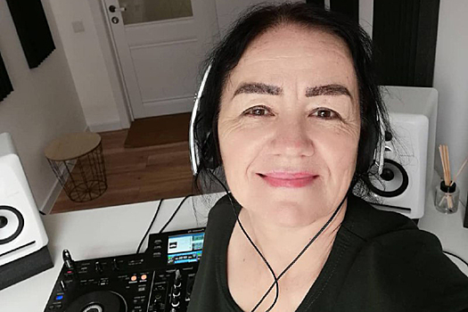 61-летняя уборщица стала московским диджеем. Как ей это удалось, и что об этом думает ее узбекская родня?