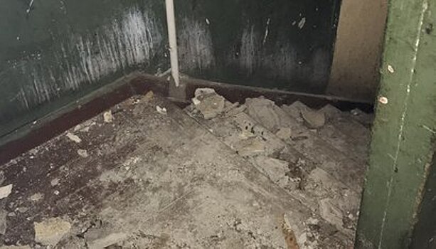 Жильцы аварийного дома в Светлом: Боимся, что этот барак станет нашей общей могилой