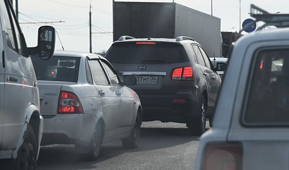 Под Волгоградом днем 22 ноября образовался крупный затор на дорогах