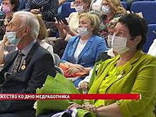 Ко Дню медицинского работника врачей, медсестер и научных сотрудников лабораторий поздравил губернатор Ростовской области