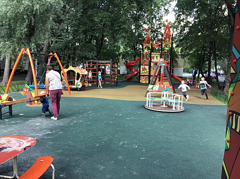 Возле дома на Наримановской починили детскую площадку