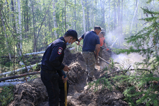 В Якутии полицейские на передовой борьбы с огненной стихией