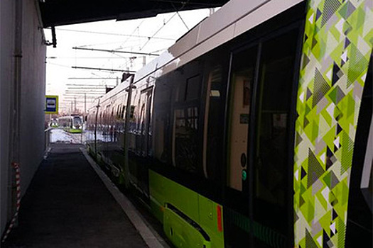 Новый трамвай в Петербурге обстреляли из пневматики