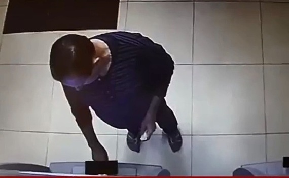 Калининградская полиция по видео устанавливает личность подозреваемого в краже мужчины