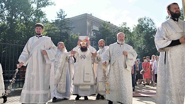 Недавно освященному храму в Новоподмосковном передали в дар старинное распятие