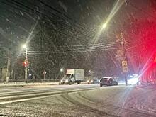 Коммунальные службы Курска ночью расчищали улицы после снегопада