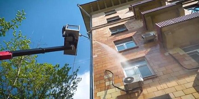 В Москве начали мыть фасады жилых домов