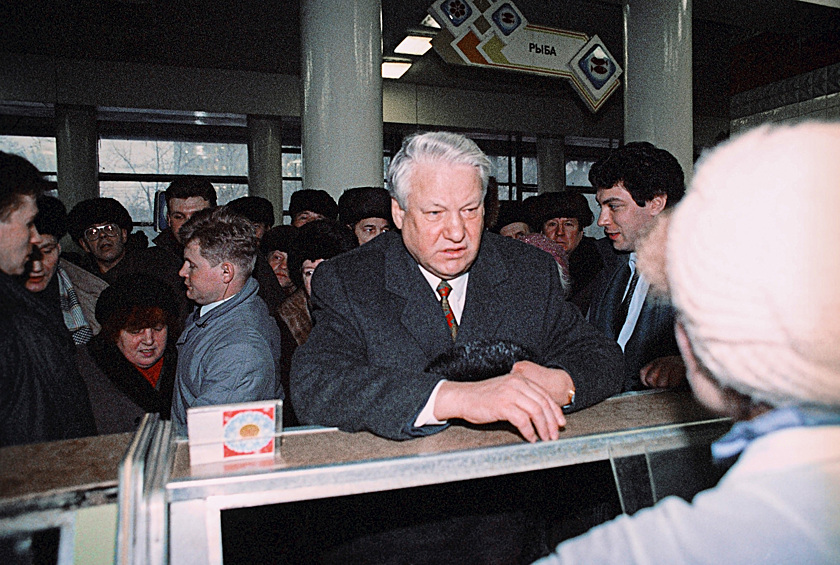 Политический пиар того времени был отдельным видом искусства. Президент и депутаты старались показать, что разделяют страдания простых граждан и постоянно появлялись в магазинах или ездили на общественном транспорте. Президент РФ Борис Николаевич Ельцин беседует с продавщицей магазина.в Нижнем Новгороде, 1992 год