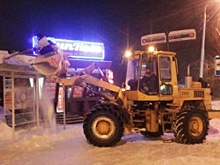 В Уфе остановки общественного транспорта расчищают от снега