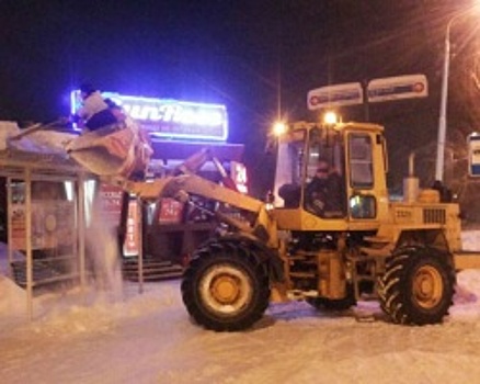 В Уфе остановки общественного транспорта расчищают от снега