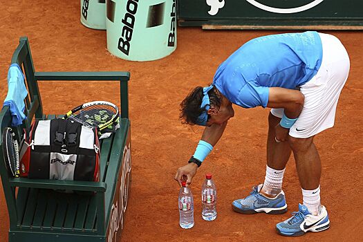Теннис, Рафаэль Надаль, Барселона: симметрия бутылочек, ледяной душ перед игрой, кусает трофеи, переступает линии правой