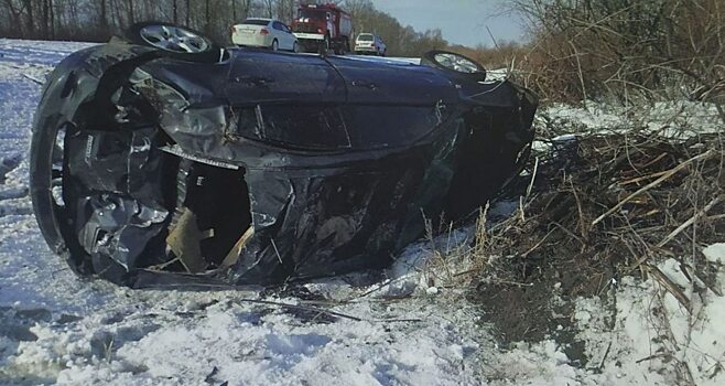 Женщина пострадала во влетевшем в дерево Mazda 3 под Саратовом