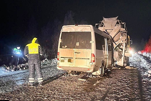 11 человек пострадали при столкновении автобуса с бетоновозом под Иркутском