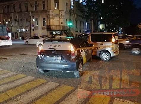 В центре Владивостока столкнулись два такси