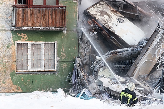 В Новосибирске из-под завалов рухнувшего дома вытащили женщину