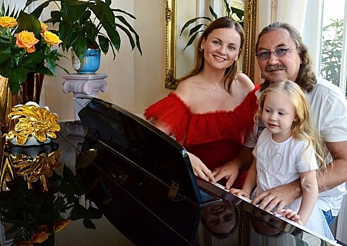 6-летняя дочь Игоря Николаева сыграла на фортепьяно пьесу собственного сочинения