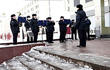 Оркестр полиции поздравил нижегородок с наступающим Международным женским днём