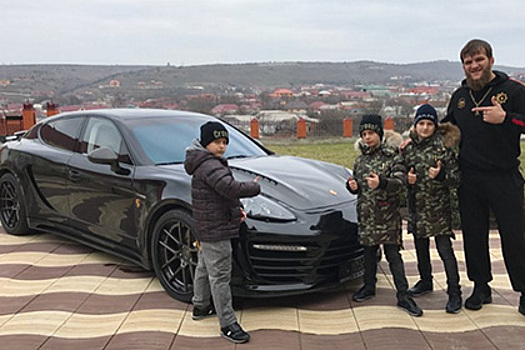 Дети Кадырова подарили своему тренеру Porsche