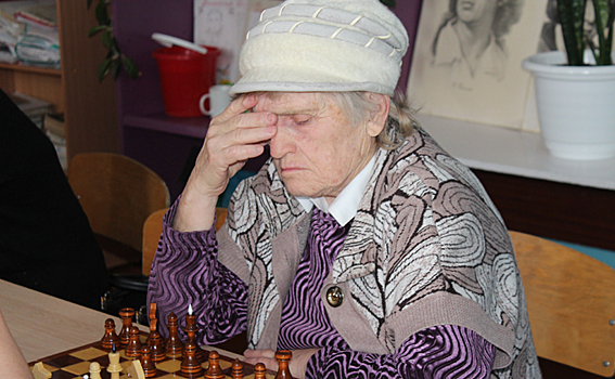 Участница первой спартакиады народов СССР сыграла в шахматы в Здвинске