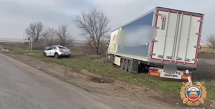 На трассе в Ростовской области столкнулись легковой автомобиль и грузовик