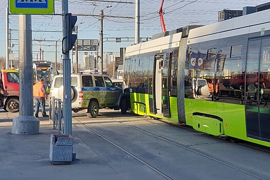 Столкновение полицейской машины и трамвая в Петербурге попало на видео